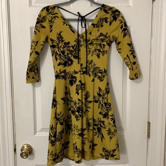 Boutique Floral Velvet Pleated V-Neck 3/4 Sleeve Cocktail Dress - Picture 4 of 5